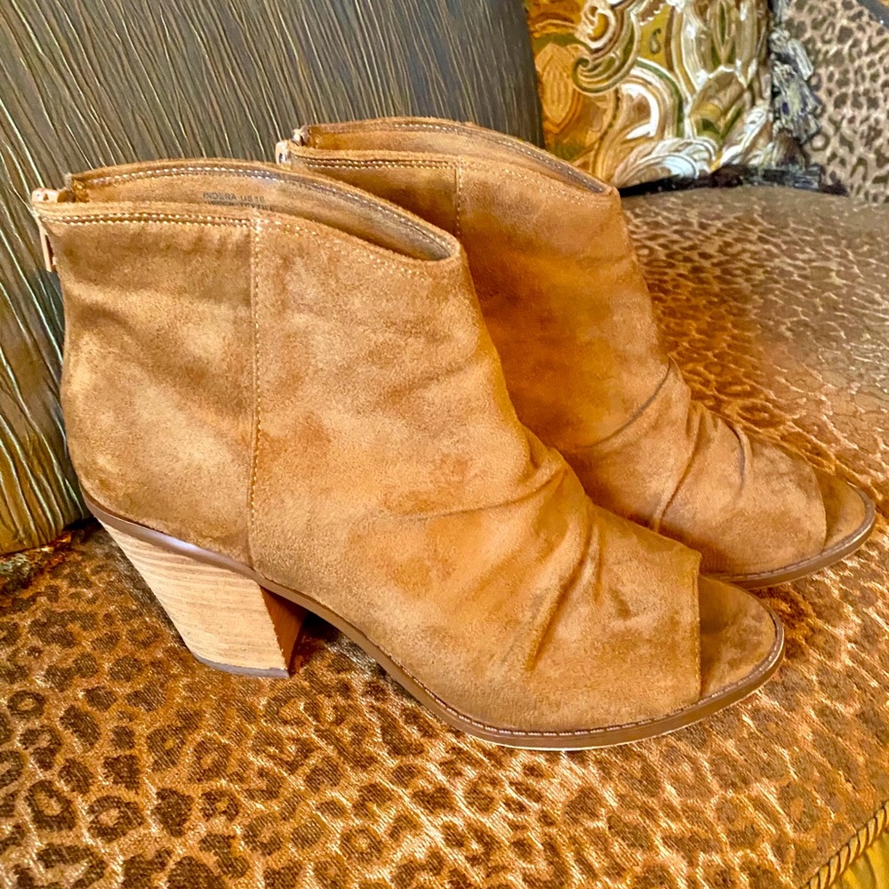 Cute, Comfy Bootys w/ a Peekaboo toe!🤩